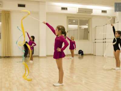 Le bambine compiono evoluzioni con il nastro, probabilmente il loro attrezzo preferito